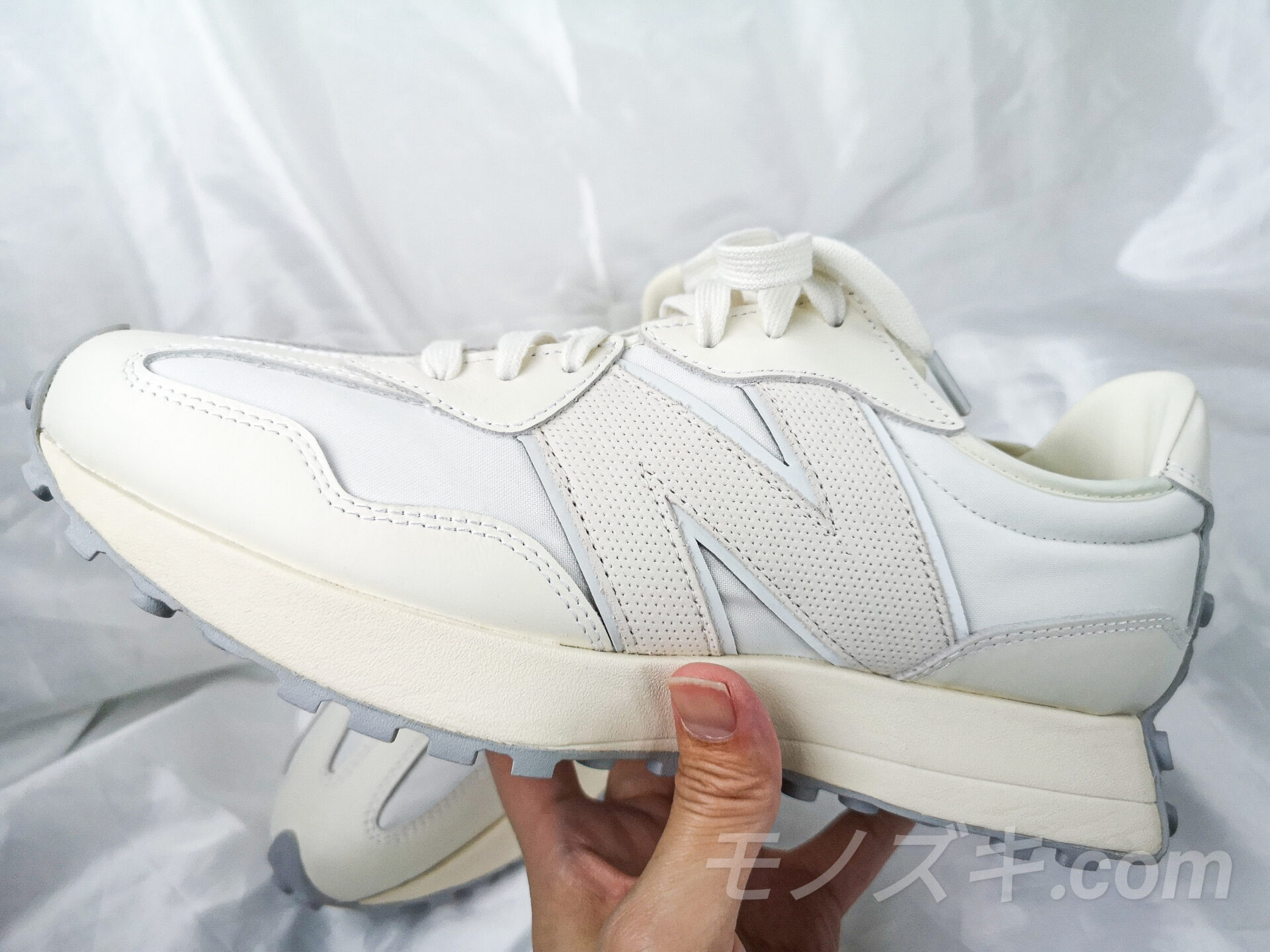 女性人気高し！細見えNo.1スニーカー、NewBalance 327のホワイトパック | モノズキ.com